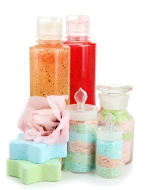 cam şişeler ve vücut scrubs, üzerinde beyaz izole aromalı tuzları