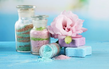 mavi zemin üzerine cam şişelerde aromalı tuzları