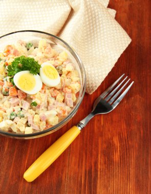 Rus salatası geleneksel ahşap zemin üzerinde olivier