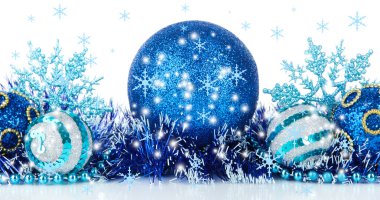 Beyaz üzerine izole edilmiş Noel süslerinin bileşimi