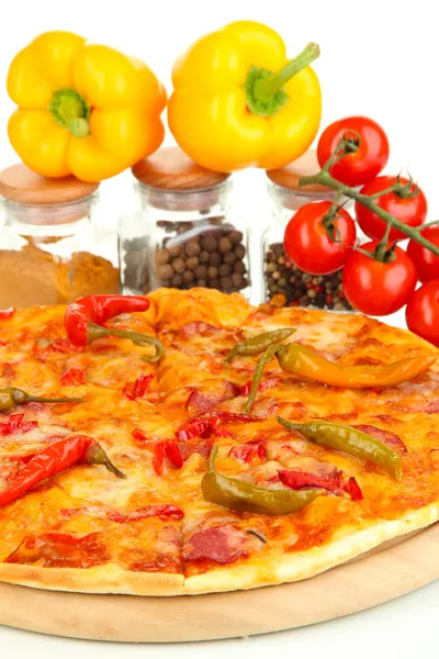 Tasty pepperoni pizza with vegetables on wooden board close-up — Stock Photo, Image