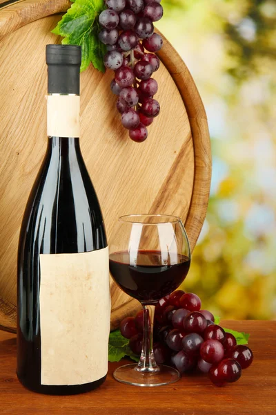 Склад вина, дерев'яна бочка і виноград на яскравому фоні — стокове фото