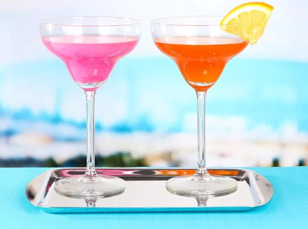Bicchieri di cocktail sul tavolo vicino alla piscina — Foto Stock