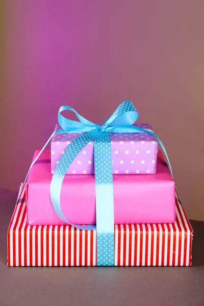 Caja de regalo atada con una cinta sobre un fondo de color — Foto de Stock