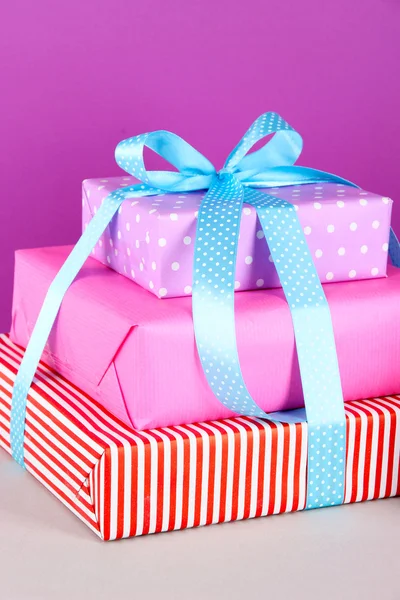 Cajas de regalo, envoltura festiva aislada en blanco — Foto de Stock