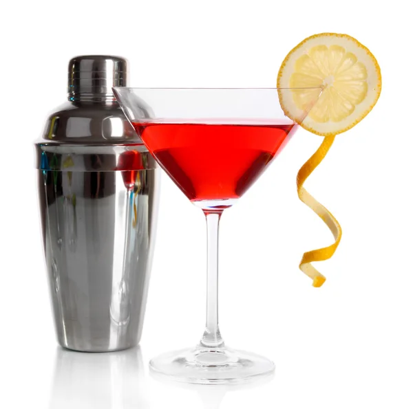 Cocktail in Martiniglas met shaker geïsoleerd op wit rood — Stockfoto