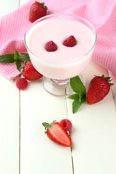 Pyszny jogurt z jagody na stół szczegół — Zdjęcie stockowe
