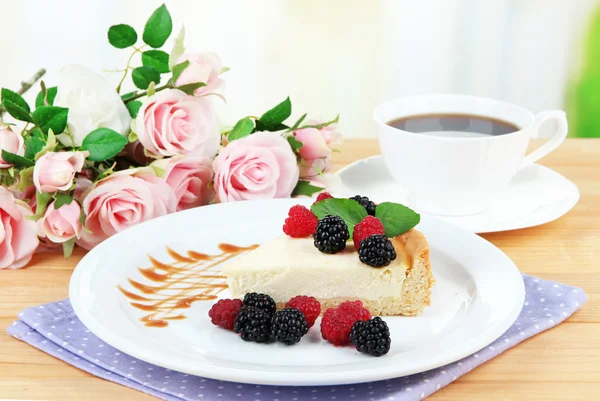 Scheibe Käsekuchen mit Himbeere und Brombeere auf Teller, auf hellem Hintergrund — Stockfoto