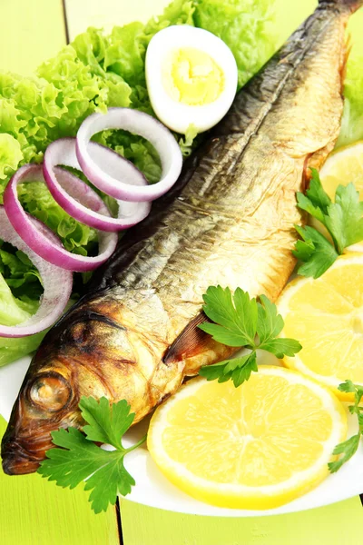 Räucherfisch auf dem Teller aus nächster Nähe — Stockfoto