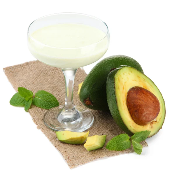 Свежий коктейль из авокадо, изолированный на белом — стоковое фото