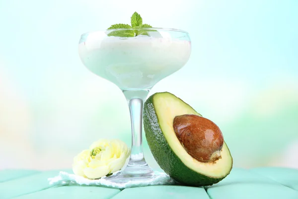 Frischer Avocado-Smoothie auf hellem Hintergrund — Stockfoto