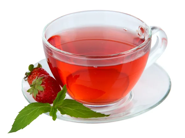 Delicioso chá de morango isolado em branco — Fotografia de Stock