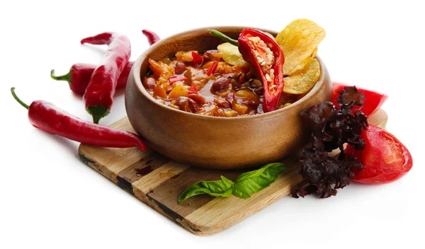 Chili Corn Carne - comida mexicana tradicional, em tigela de madeira, em tábua de madeira, isolada em branco — Fotografia de Stock