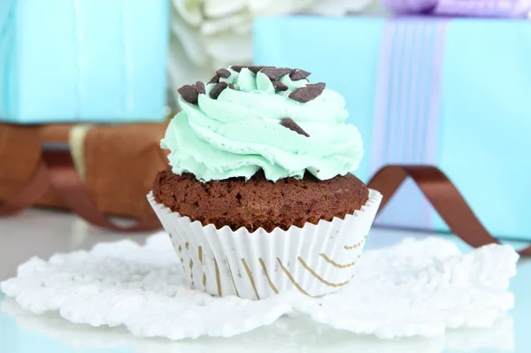 Sabroso cupcake con regalos de cerca —  Fotos de Stock