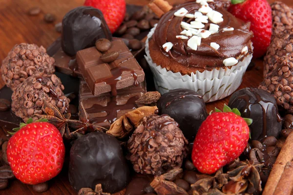 Smakelijke cupcake met verschillende snoep close-up — Stockfoto