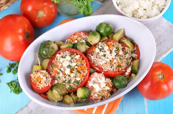 Stuffed tomatoes in bowl on wooden table close-up — Stock Photo, Image