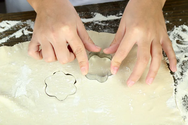 Cozinhe as mãos fazendo biscoitos na mesa de madeira — Fotografia de Stock