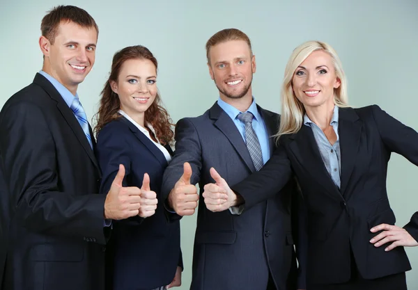 Groep van mensen uit het bedrijfsleven op grijze achtergrond — Stockfoto