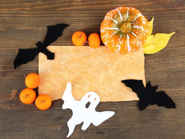 Old paper with Halloween decorations on grey wooden background — Stock Photo, Image