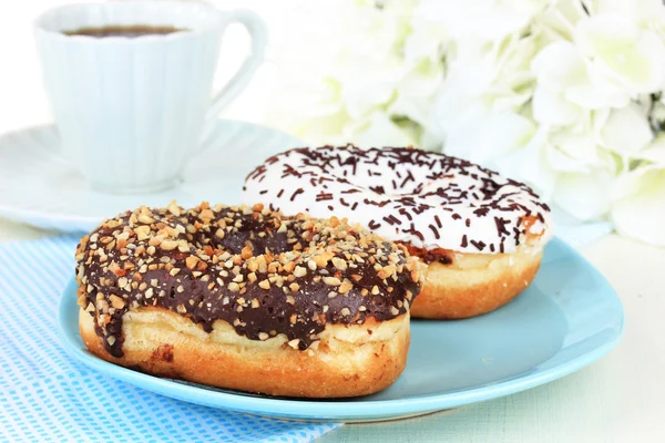 Çay tablo yakın tarih ile tatlı çörek — Stok fotoğraf