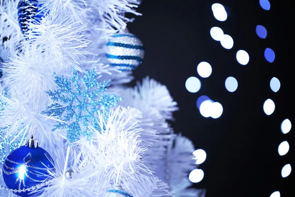 Bílý vánoční strom na pozadí bokeh — Stock fotografie