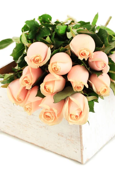 Belo buquê de rosas em caixa de madeira, isolado em branco — Fotografia de Stock