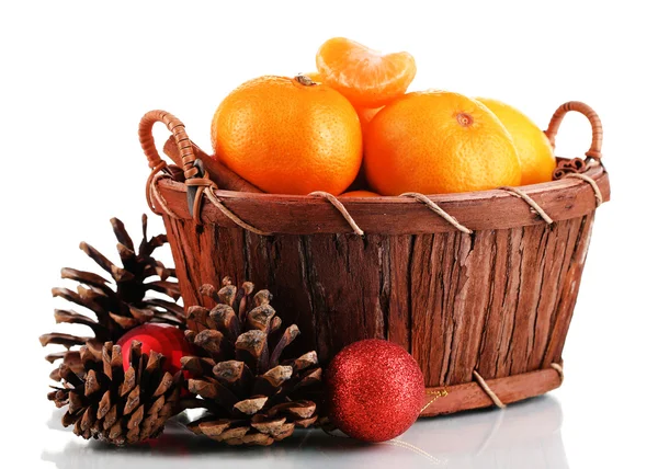Mandarinas de Navidad en cesta aislada blanca — Foto de Stock