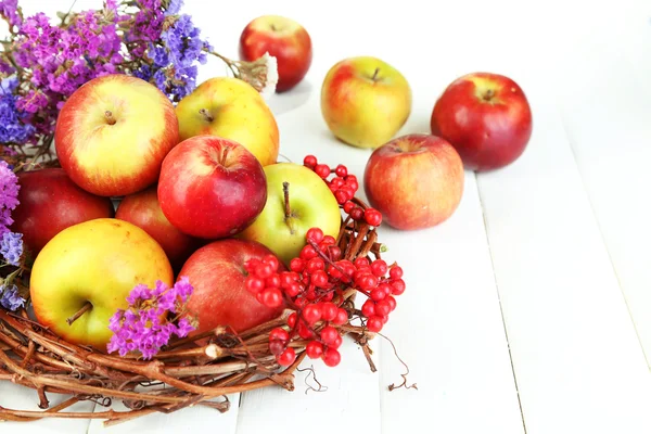 Saftige Äpfel auf weißem Holztisch — Stockfoto