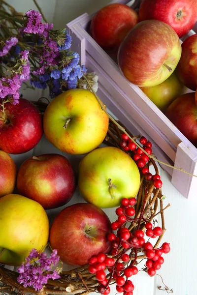 Beyaz ahşap tablo kutusunda Sulu elmalar — Stok fotoğraf