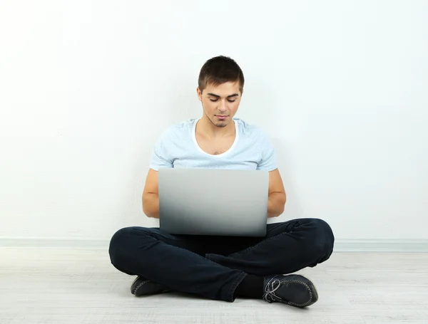 Tipo sentado en el suelo en la habitación — Foto de Stock