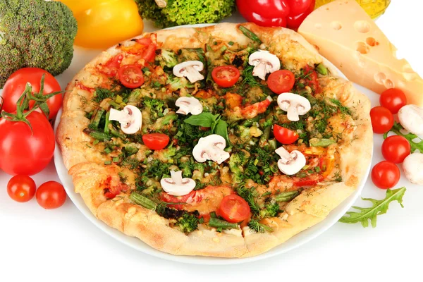 Smakelijke vegetarische pizza en groenten, geïsoleerd op wit — Stockfoto