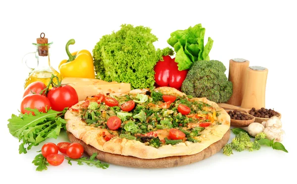 Вкусная вегетарианская пицца и овощи, изолированные на белом — стоковое фото