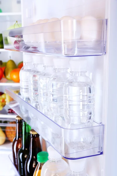 Refrigerador lleno de comida —  Fotos de Stock