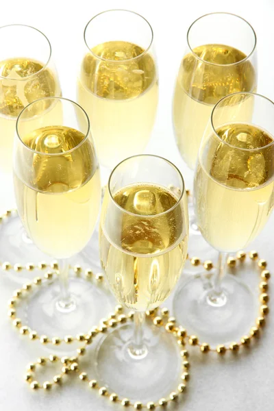 Gläser mit Champagner auf glänzendem Hintergrund — Stockfoto