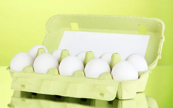 Ägg i pappersfacket på färgstarka bakgrund — Stockfoto