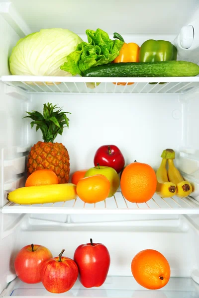 Verduras y frutas en nevera abierta. concepto de dieta de pérdida de peso . — Foto de Stock