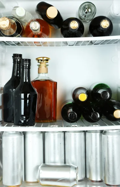 Lodówka pełna z butelki z napojami alkoholowymi — Zdjęcie stockowe