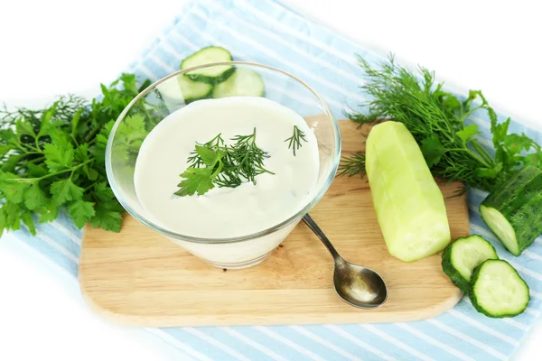 Iogurte de pepino em tigela de vidro, em guardanapo de cor, isolado em branco — Fotografia de Stock