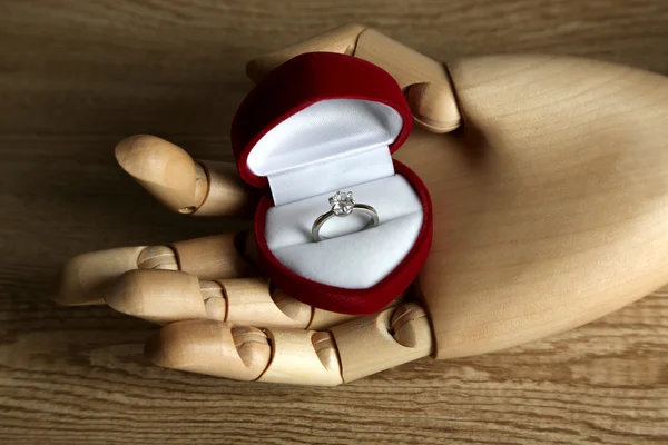 Кольцо в деревянной руке изолированы на белом — стоковое фото