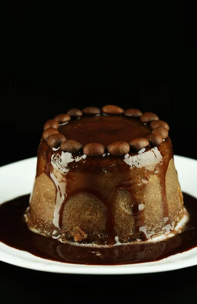 黒い背景においしいチョコレート ケーキ — ストック写真
