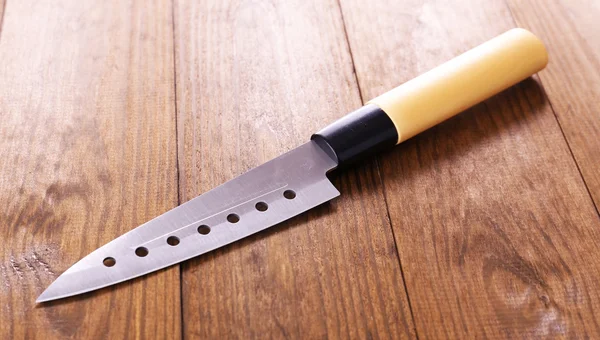 Кухонный нож на деревянном фоне — стоковое фото
