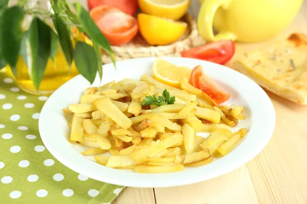 Rostige Bratkartoffeln auf Teller auf Tischdecke in Großaufnahme — Stockfoto