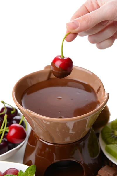 Çikolata fondü üzerinde beyaz izole dilimlenmiş meyve ile — Stok fotoğraf