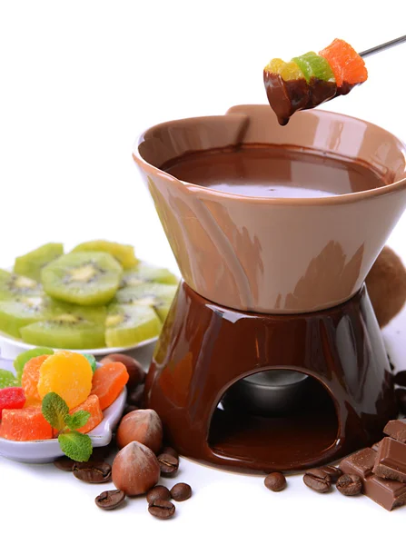 Шоколадний фонтан з фруктами, ізольований на білому — стокове фото