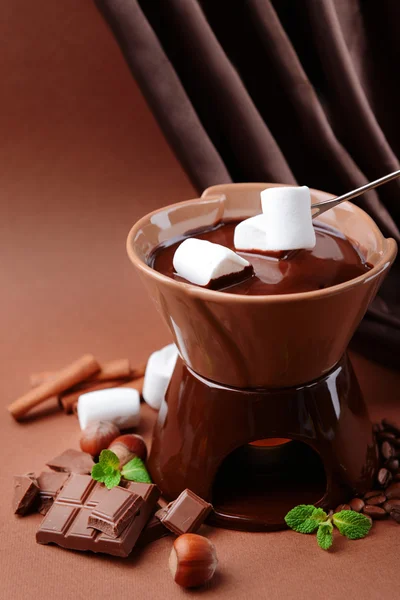 Fonduta al cioccolato con caramelle marshmallow, su sfondo marrone — Foto Stock