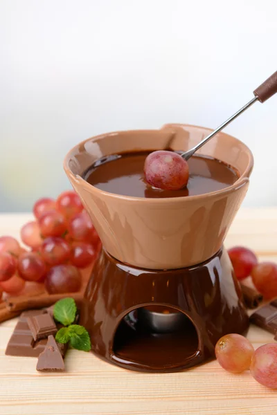 밝은 배경에 나무 테이블에 과일 초콜릿 퐁듀 — 스톡 사진