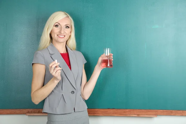 Chemistry teacher writes in chalk on blackboard close-up — Stock Photo, Image