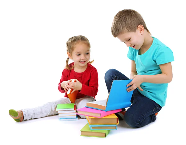 Küçük çocuklar üzerinde beyaz izole kitaplar — Stok fotoğraf