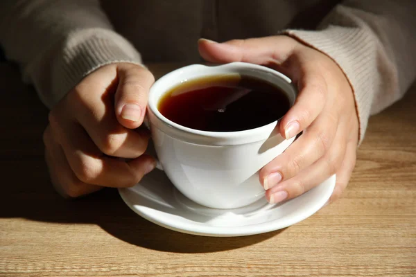 Hände halten Becher mit Heißgetränk, Nahaufnahme — Stockfoto