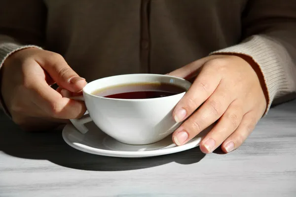 Manos sosteniendo taza de bebida caliente, primer plano —  Fotos de Stock